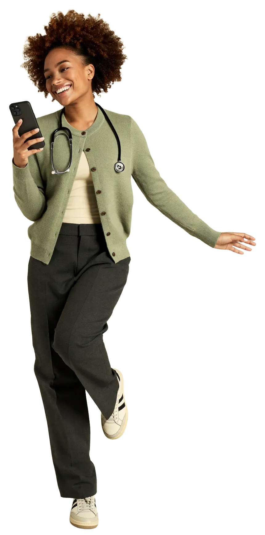Médica sonriendo mientras usa el celular, con pantallas reales de FicusMed flotando a su alrededor